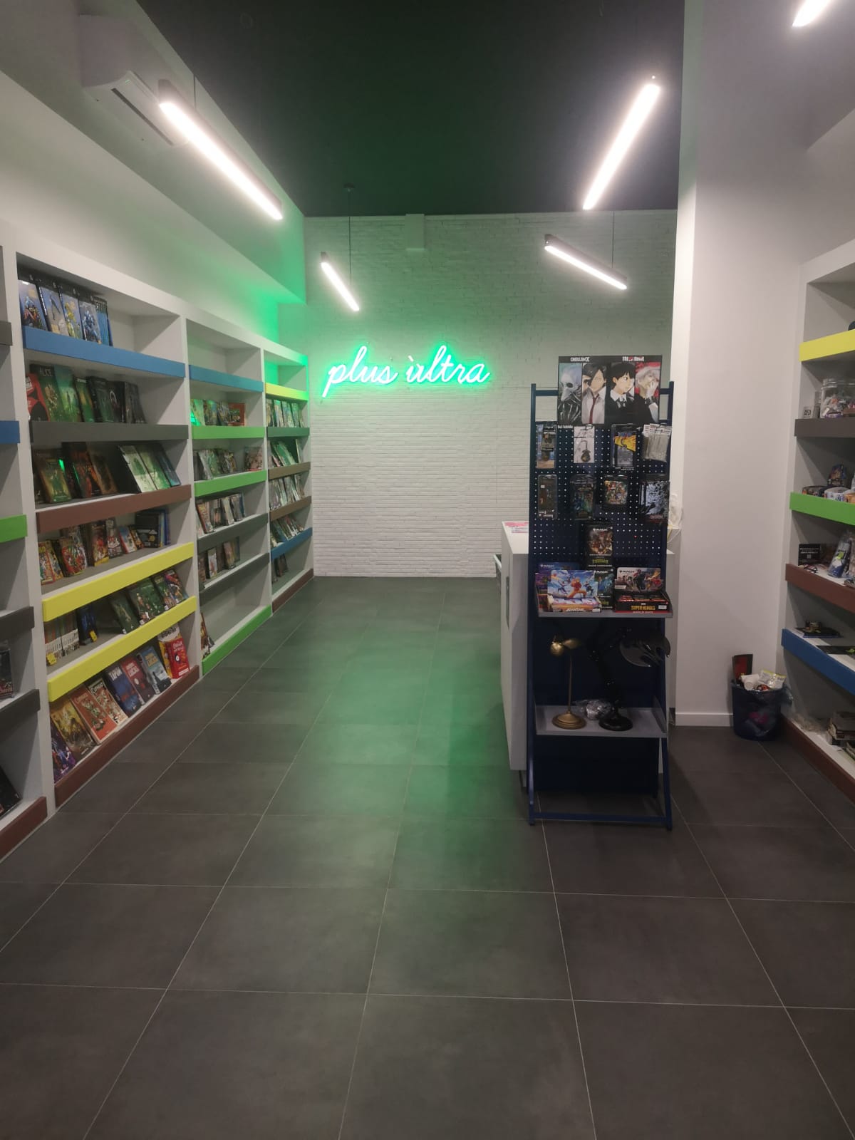 Interno del negozio DARK ARIA con scaffali e insegna al neon