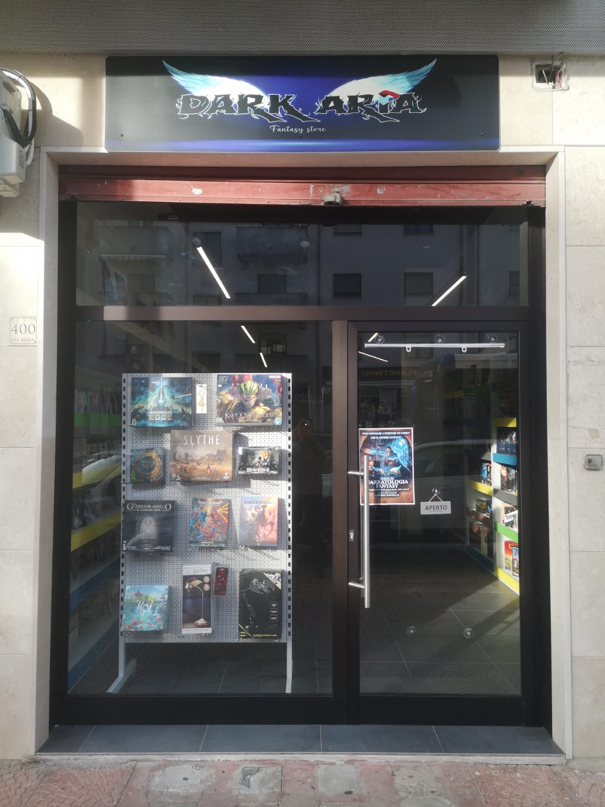 Vetrina di Dark Aria Fantasy Store a Bellizzi, inaugurato il 19 luglio 2026.