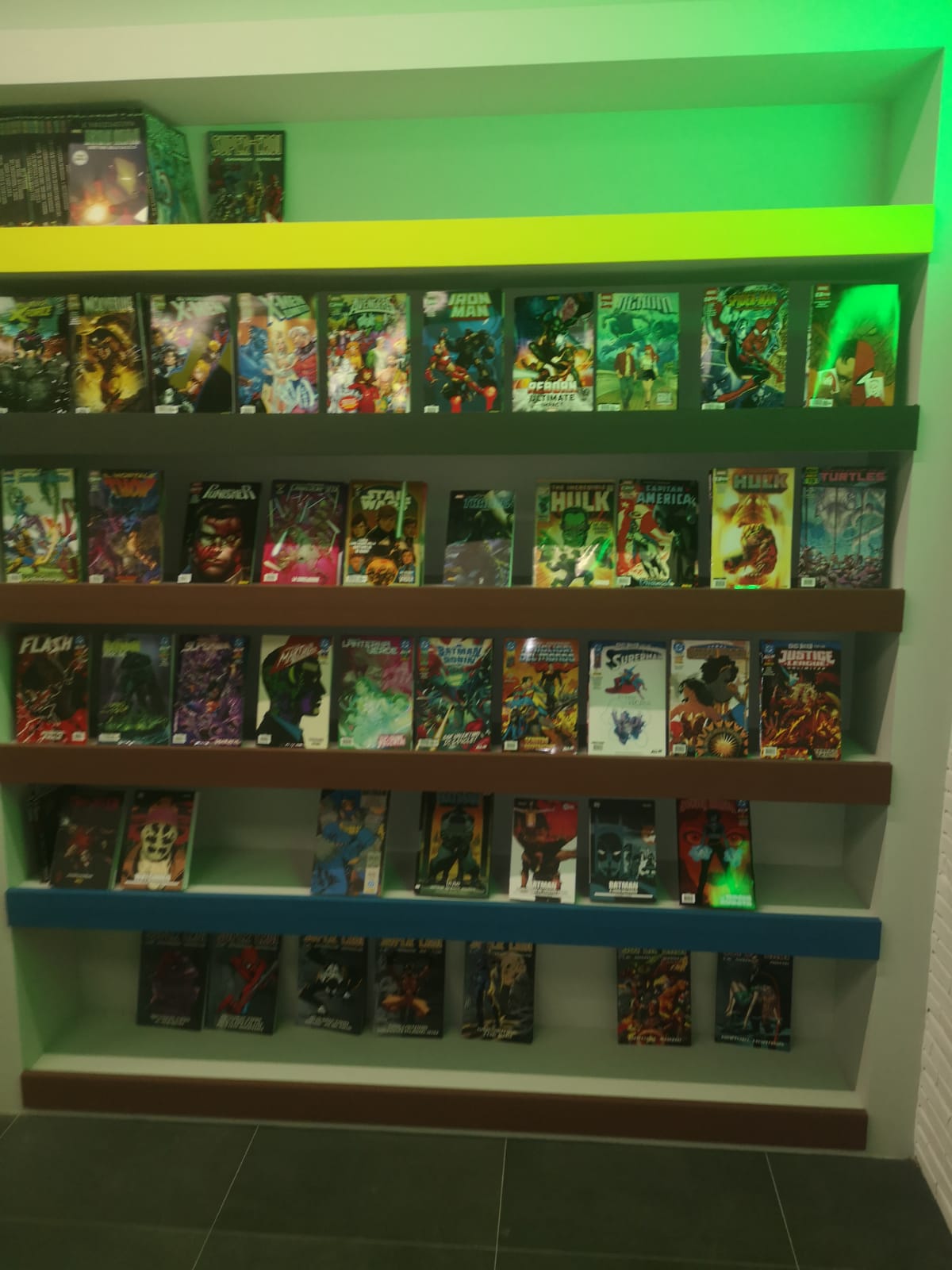 Scaffale di fumetti americani