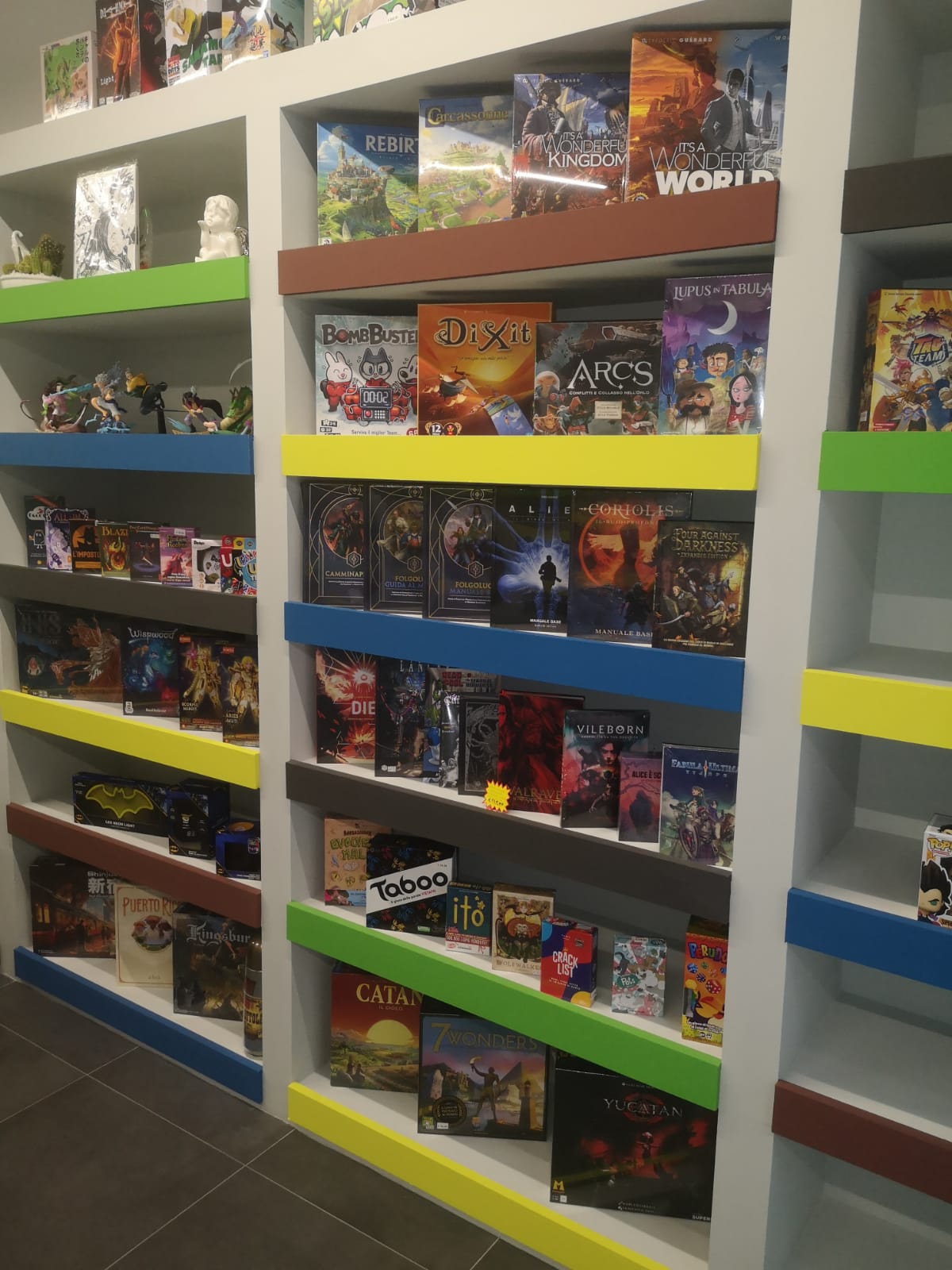 Scaffali di giochi da tavolo e giochi di ruolo