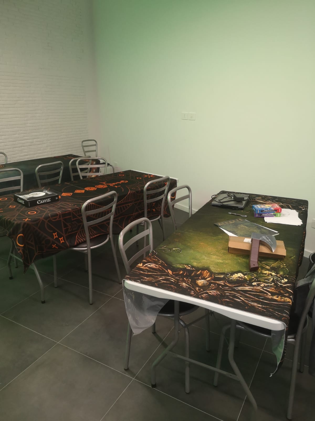 Area gioco con tavoli e tappetini
