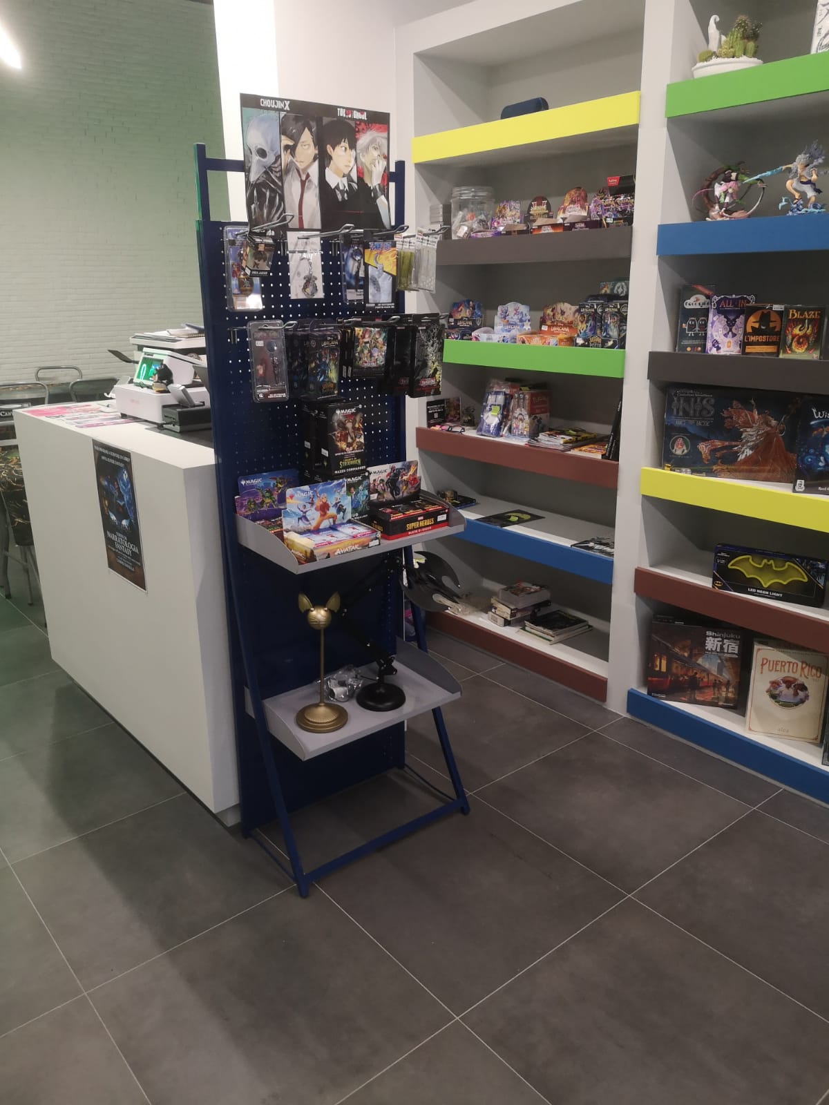 Espositore di carte e gadget accanto al bancone